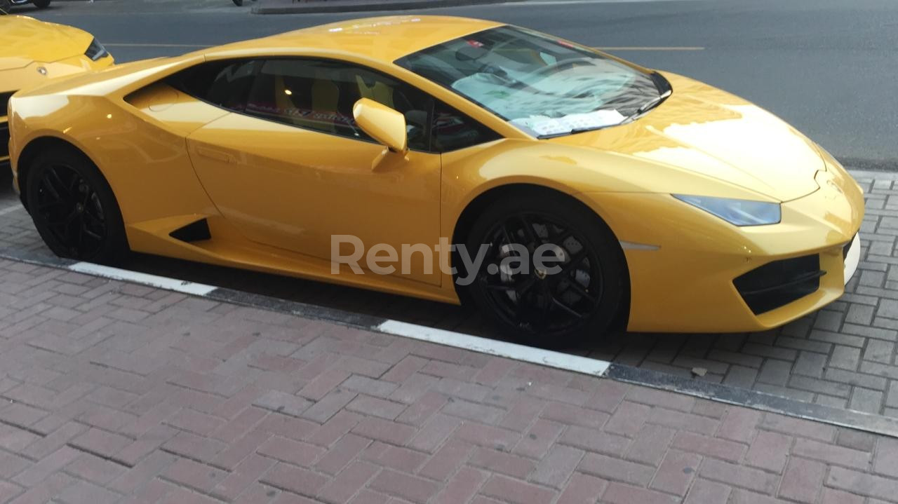 Giallo Lamborghini Huracan in affitto a Dubai 0