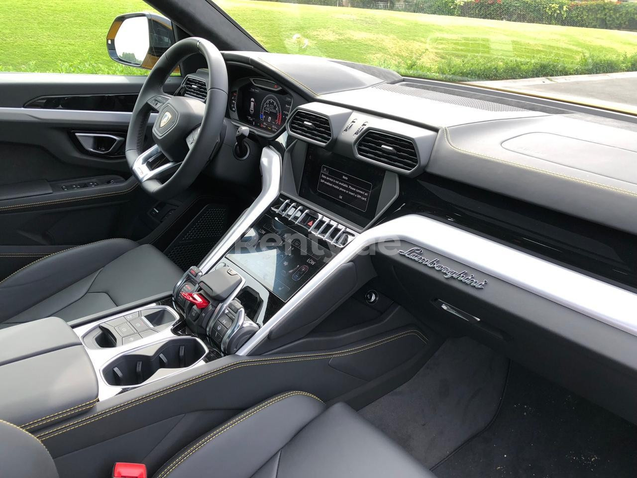 Jaune Lamborghini Urus en location à Dubai 4