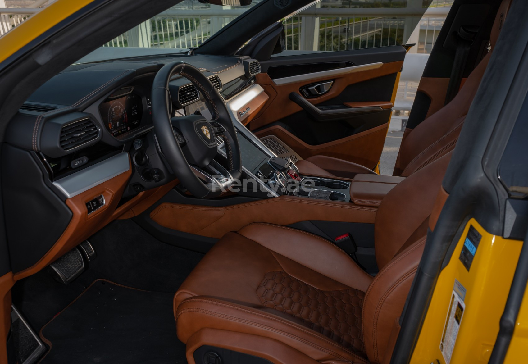 Amarillo Lamborghini Urus en alquiler en Sharjah 3