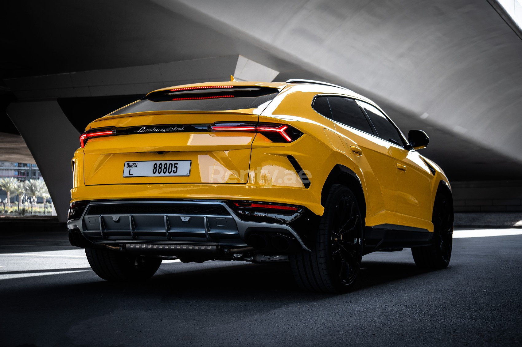 Amarillo Lamborghini Urus en alquiler en Abu-Dhabi 1