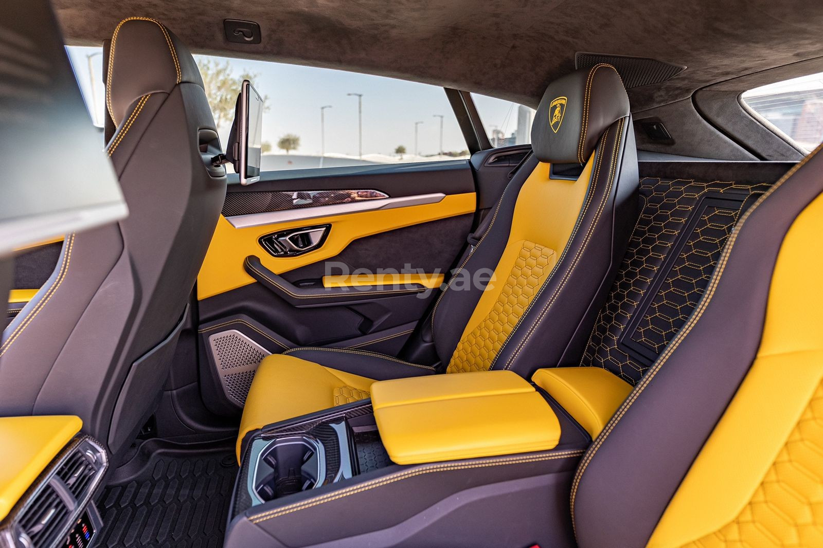 Jaune Lamborghini Urus en location à Abu-Dhabi 4