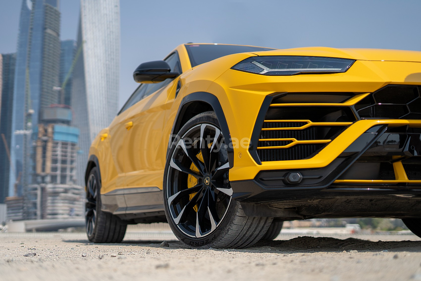 Jaune Lamborghini Urus en location à Dubai 0