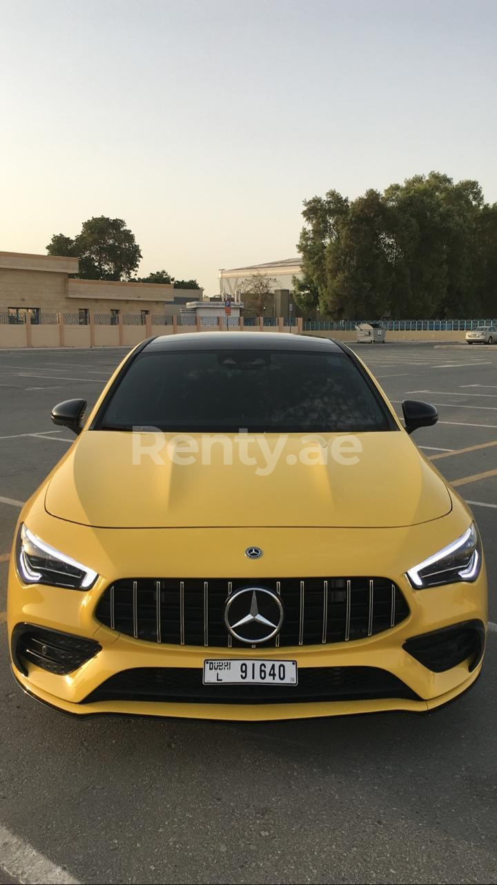 Gelb Mercedes CLA 35AMG zur Miete in Sharjah 5