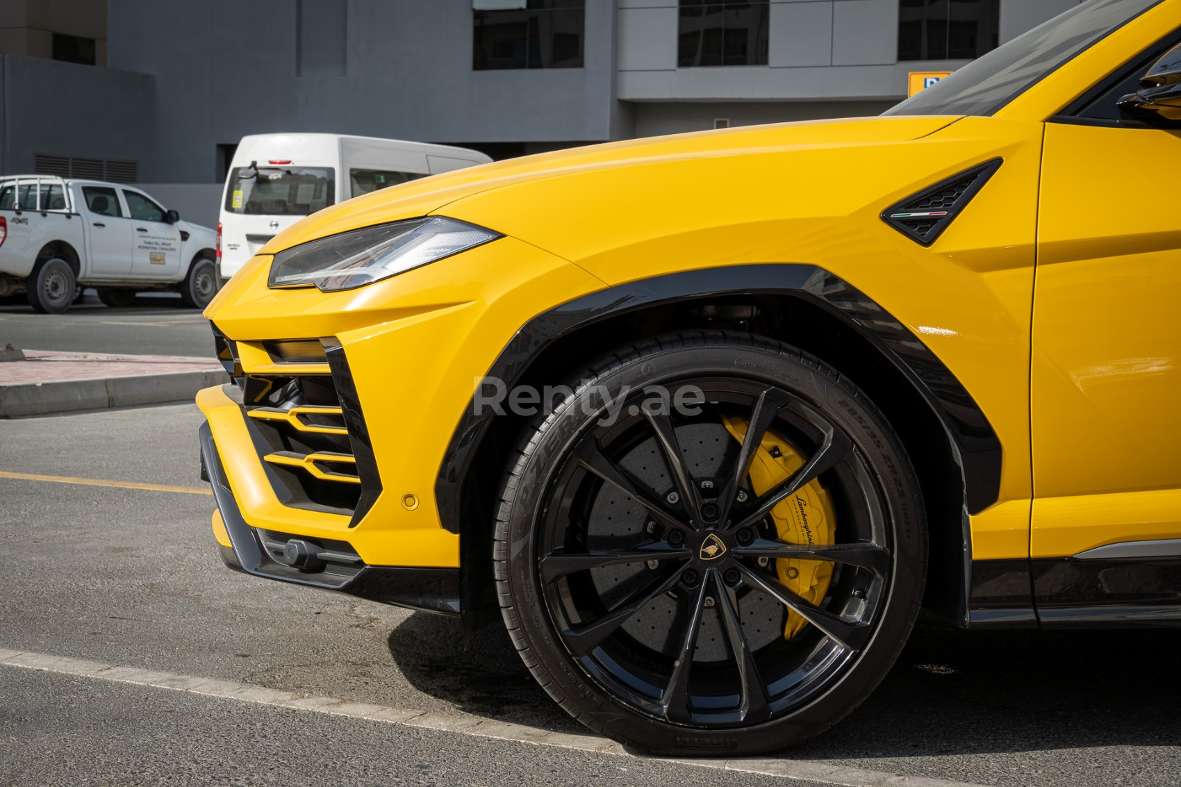 在阿布扎比租赁黄色 Top Specs Lamborghini Urus 1