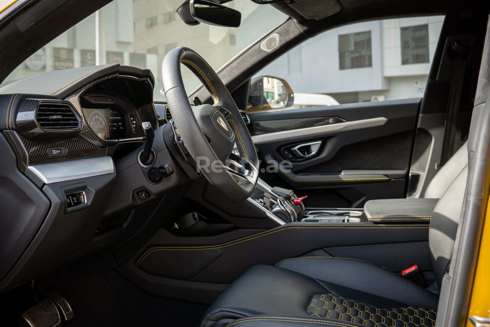 Jaune Top Specs Lamborghini Urus en location à Dubai 5