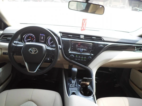  White Toyota Camry Photo 5