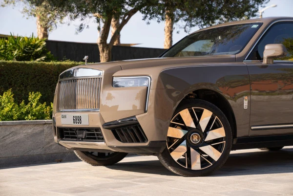  Beige Rolls Royce Cullinan Photo 4