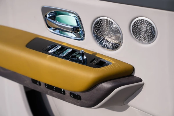  Beige Rolls Royce Cullinan Photo 12