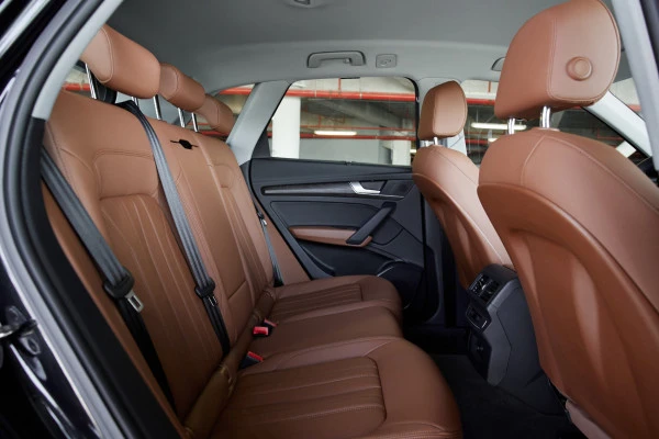  Black Audi Q5 45 TFSI quattro Photo 6