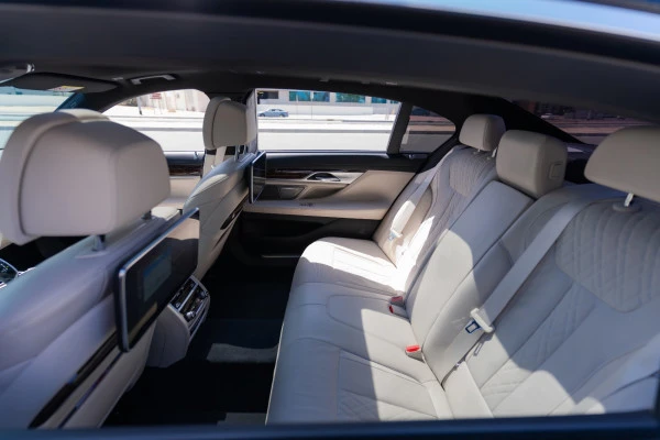  Black BMW 730Li Photo 6