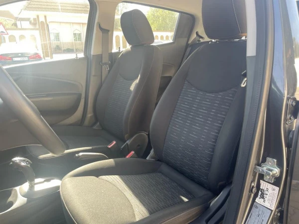  White Chevrolet Spark Photo 4