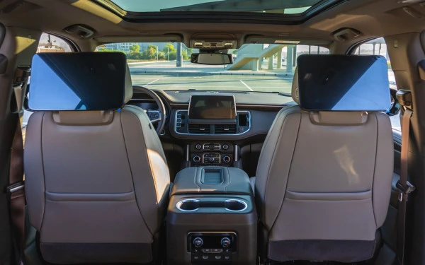  Black Chevrolet Suburban Photo 7