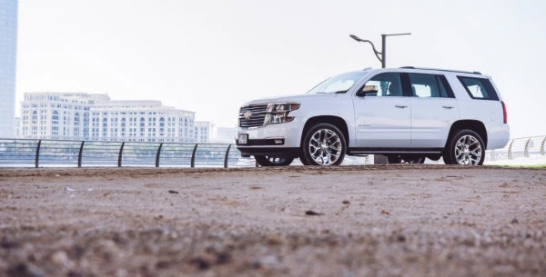  White Chevrolet Tahoe Photo 3