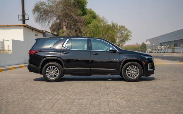  Black Chevrolet Traverse Photo 3