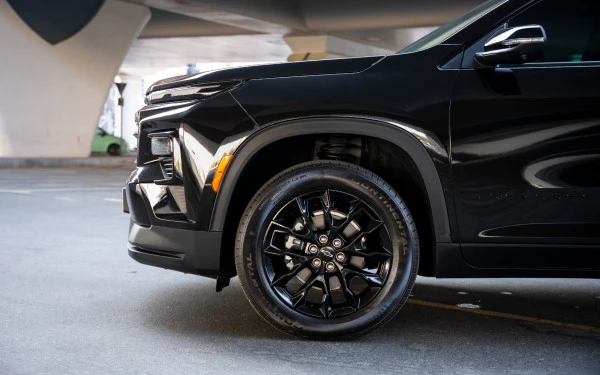  Black Chevrolet Traverse Photo 3