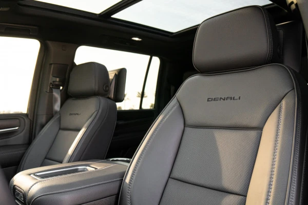  Black GMC Yukon Denali Photo 4