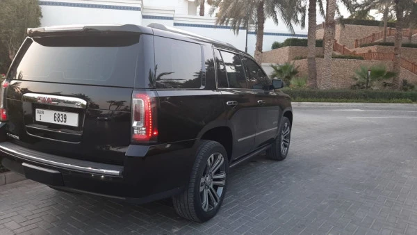  Black GMC Yukon Photo 3