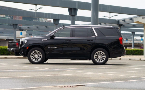  Black GMC Yukon Photo 2