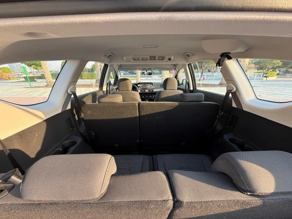  Black Hyundai Stargazer Photo 2