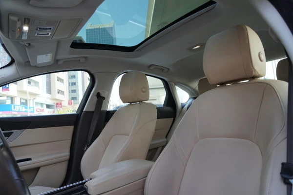  Black Jaguar XF Photo 2