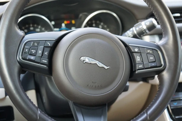  Black Jaguar XF Photo 3