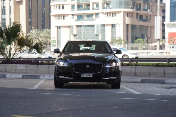  Black Jaguar XF Photo 5