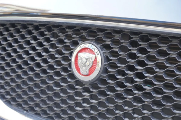  Black Jaguar XF Photo 7