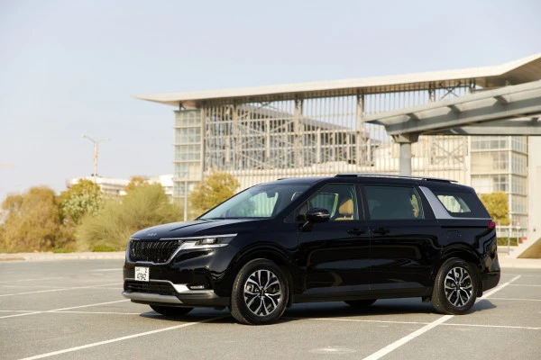  Black KIA Carnival Photo 2