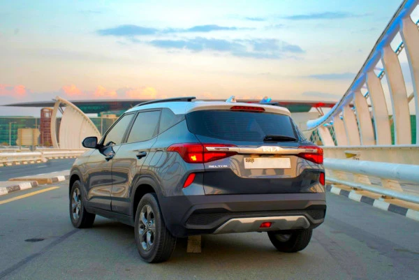  Black KIA Seltos Photo 6