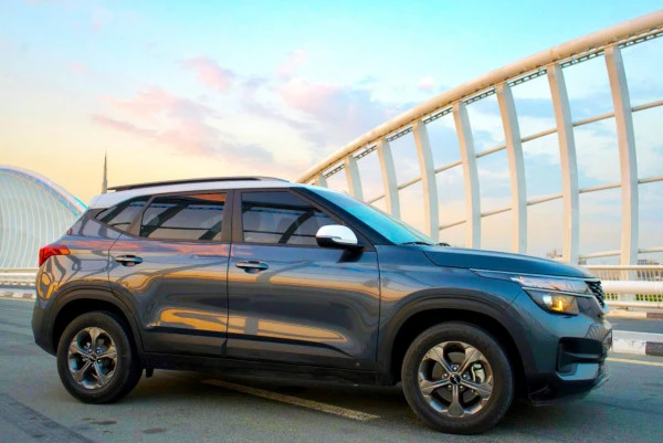  Black KIA Seltos Photo 8