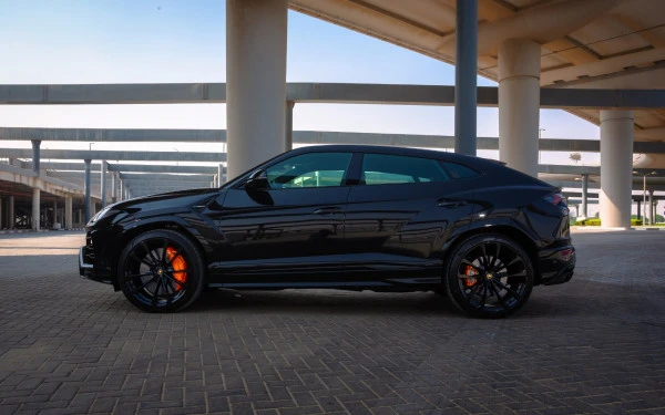  Black Lamborghini Urus Photo 2
