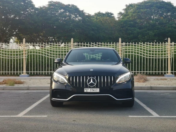  Schwarz Mercedes C63 AMG specs Photo 4