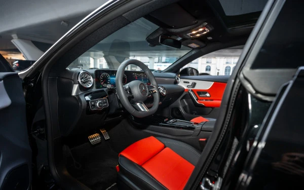  Schwarz Mercedes CLA200 Photo 8