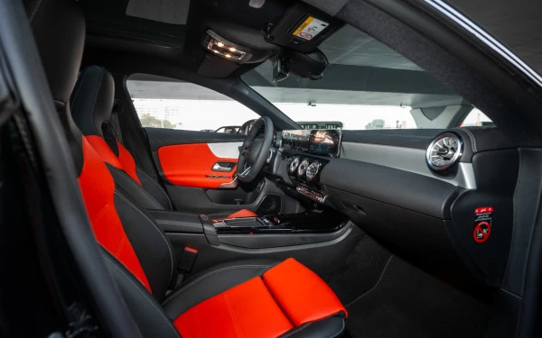  Schwarz Mercedes CLA200 Photo 10