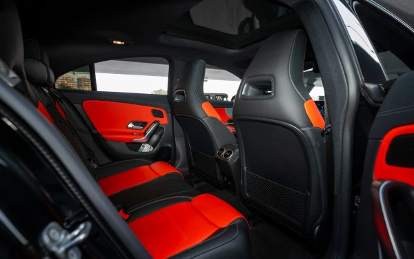  Schwarz Mercedes CLA200 Photo 11