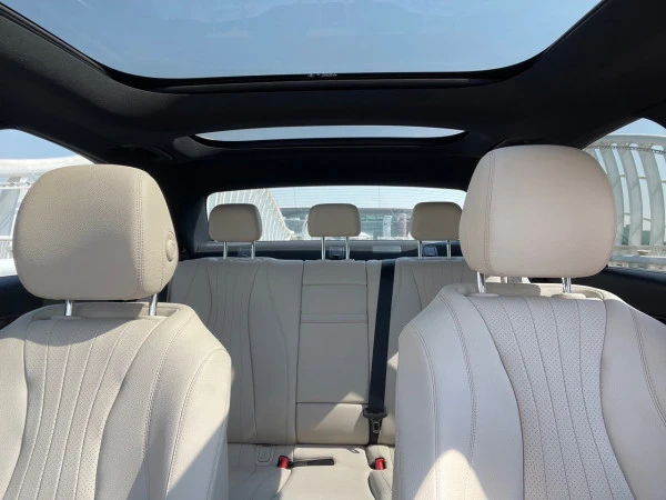  White Mercedes E Class Photo 4