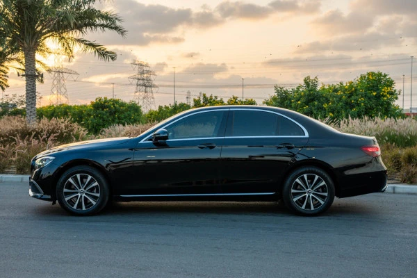  Black Mercedes E200 Photo 2