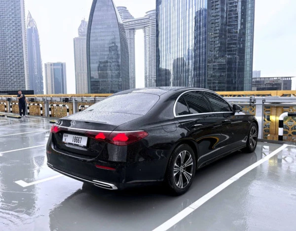  Черный Mercedes E200 Photo 2