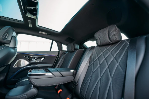  Black Mercedes EQS 580 Photo 6