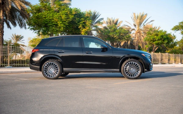  Schwarz Mercedes GLC 300 Photo 2