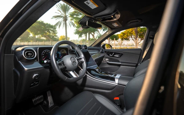  Schwarz Mercedes GLC 300 Photo 8