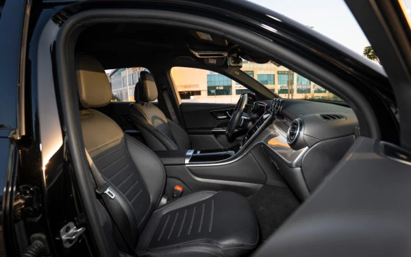  Schwarz Mercedes GLC 300 Photo 11