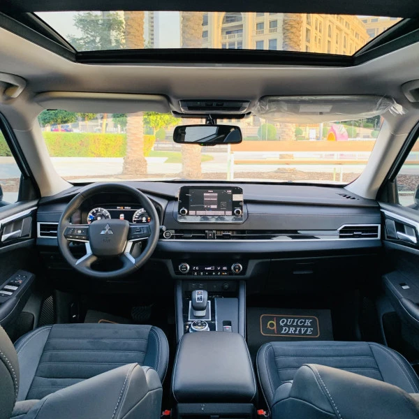  White Mitsubishi Outlander Photo 7