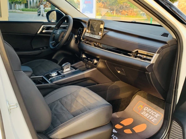  White Mitsubishi Outlander Photo 8