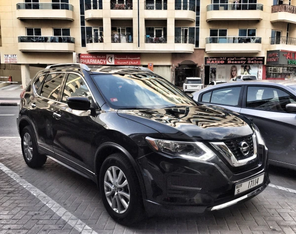  Negro Nissan Rogue Photo 2