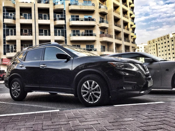 Negro Nissan Rogue Photo 3