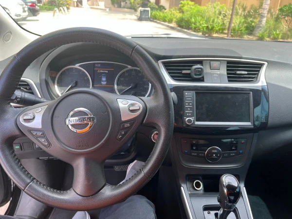  Schwarz Nissan Sentra Photo 2