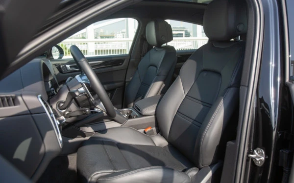  Black Porsche Cayenne coupe Photo 3