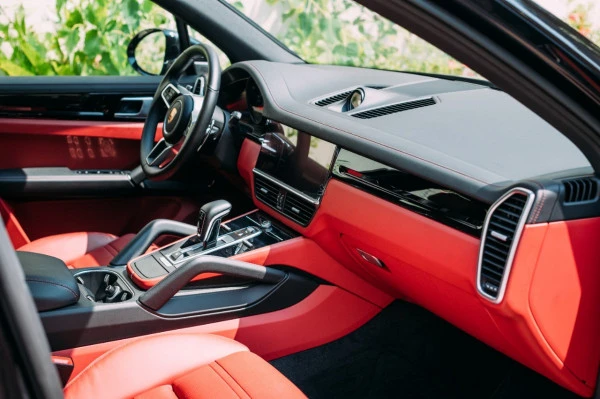  أسود كايين بورش Photo 3