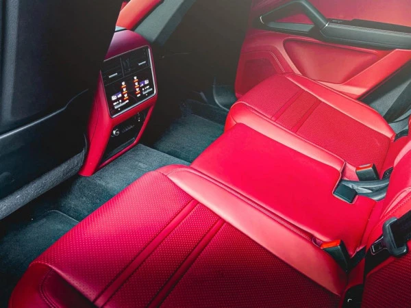  أسود كايين بورش Photo 6